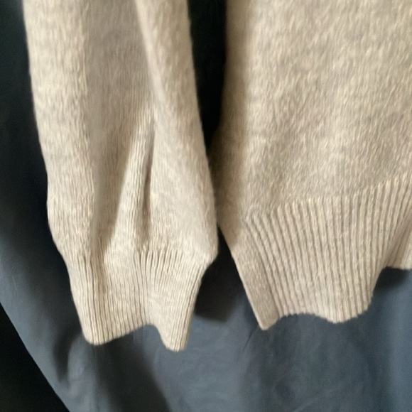 Banana Republic- Grayish/Whitish V-neck High/Low sweater- oversized- S - Picture 14 of 16